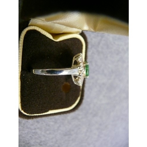 43 - A FINE SOLID SILVER DRESS RING A BEAUTIFUL OVEL EMERALD COLOURED STONE SURROUNDED BY BAGUETTE WHITE ... 