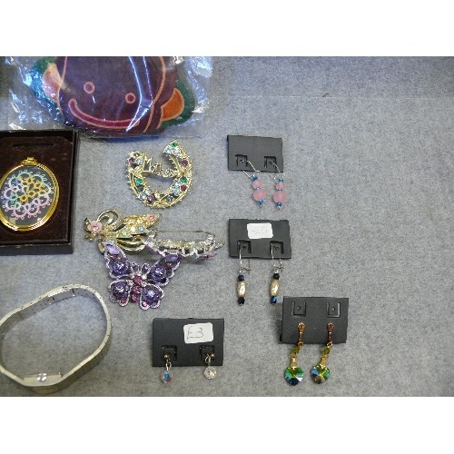 149 - A SELECTION OF EARRINGS AND COSTUME JEWELLERY