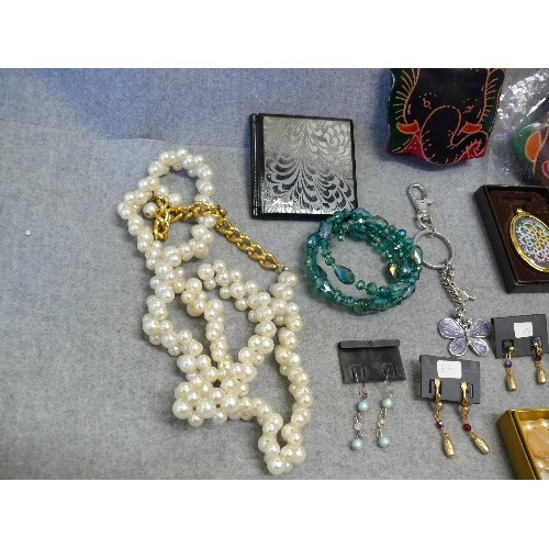 149 - A SELECTION OF EARRINGS AND COSTUME JEWELLERY