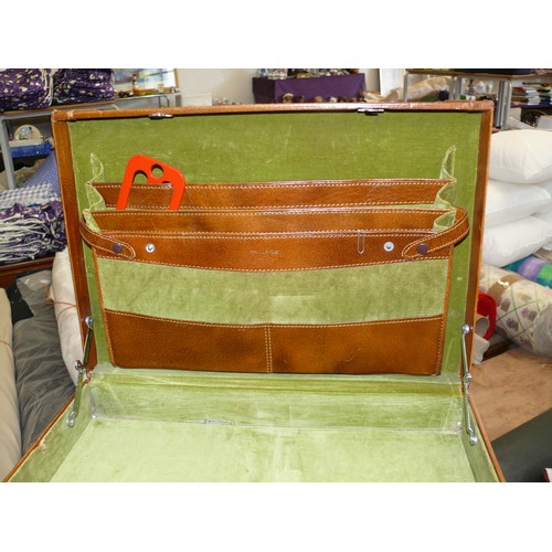 389 - REAL LEATHER TAN 'SHANGHAI' BRIEFCASE WITH KEY, LINED IN GREEN