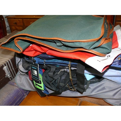 390 - QUANTITY OF HOLDALLS AND TRAVEL BAGS PLUS A SUIT CARRIER