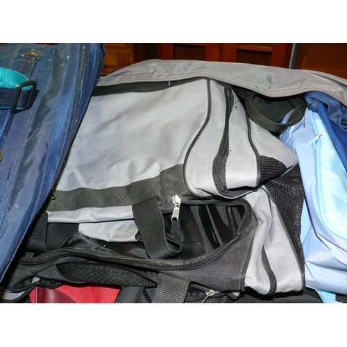 390 - QUANTITY OF HOLDALLS AND TRAVEL BAGS PLUS A SUIT CARRIER