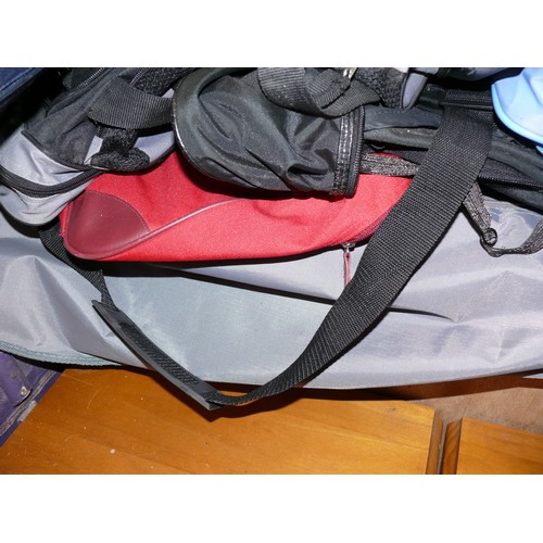 390 - QUANTITY OF HOLDALLS AND TRAVEL BAGS PLUS A SUIT CARRIER