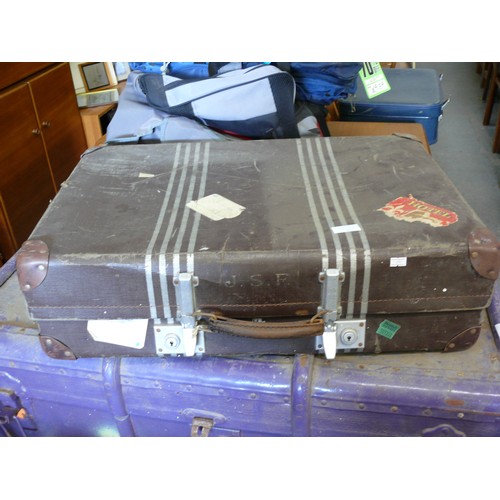 393 - VINTAGE REVELATION TRAVEL CASE