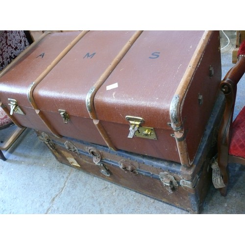 394 - VINTAGE BENTWOOD STEAMER TRUNK, LINED IN GREEN PLUS A VINTAGE TRAVEL CHEST WITH STUD/METAL BANDING D... 