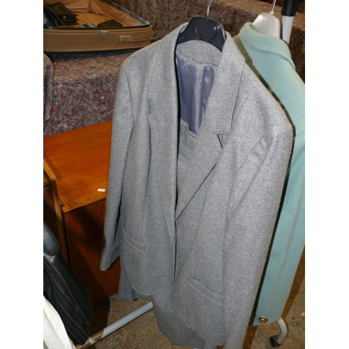 431 - LADIES GREY SUIT SIZE 14 AND A SEA GREEN BLAZER BY CLASSIC WOMAN