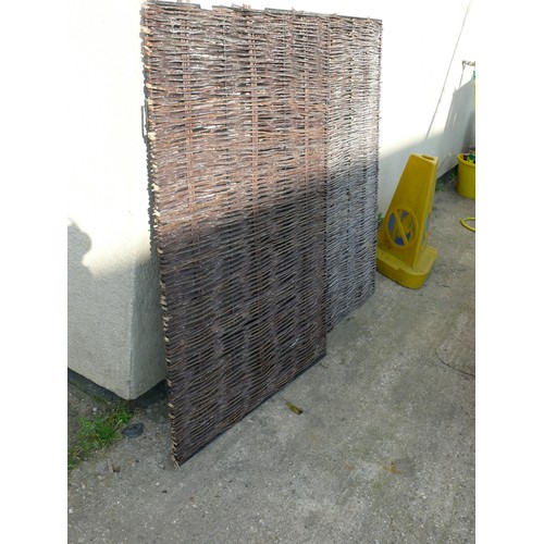 439 - 2 WILLOW PRIVACY SCREEN ON METAL FRAMES