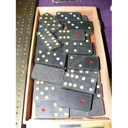 120 - A SELECTION OF VINTAGE GAMES TO INCLUDE A BRASS CRIBBAGE BOARD, DOMINOES, DRAUGHTS, CANASTA ETC