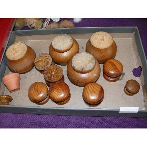 139 - A SELECTION OF PINE DRAWER/DOOR KNOBS AND BUN FEET