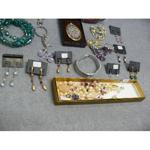 149 - A SELECTION OF EARRINGS AND COSTUME JEWELLERY