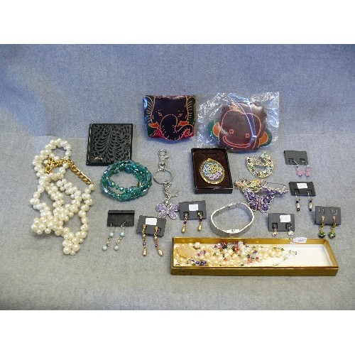 149 - A SELECTION OF EARRINGS AND COSTUME JEWELLERY