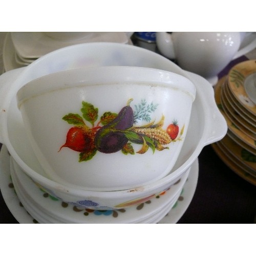 313 - VERY RETRO GLASS  PLATES AND BOWLS - MIXED PATTERNS