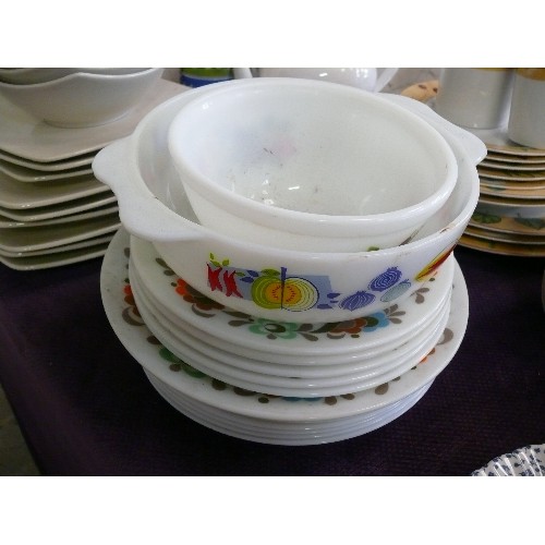 313 - VERY RETRO GLASS  PLATES AND BOWLS - MIXED PATTERNS