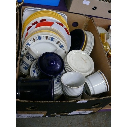 319 - BOX OF QUALITY HOUSE CLEARANCE ITEMS - PLATES, STORAGE JARS ETC