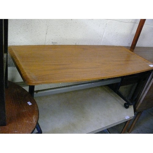 373 - A VINTAGE COFFEE TABLE ON CASTORS