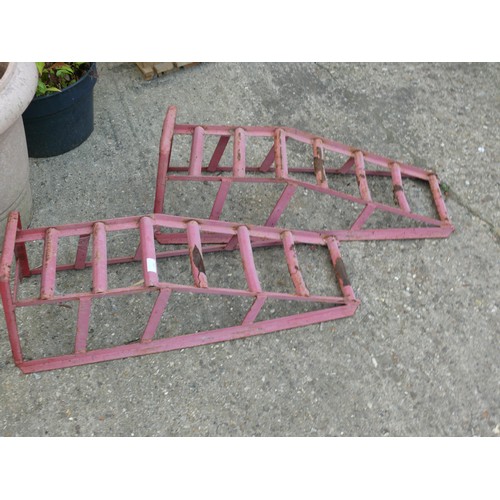 438 - 2 METAL CAR RAMPS