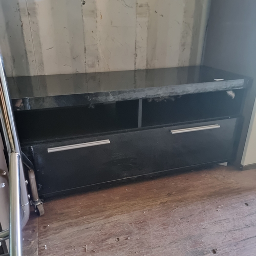 450 - LOW MODERN BLACK TV STAND