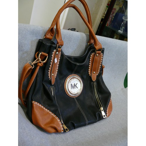 67 - A VERY NICE LARGE MICHAEL KORS STYLE HANDBAG IN BLACK AND BROWN LEATHER