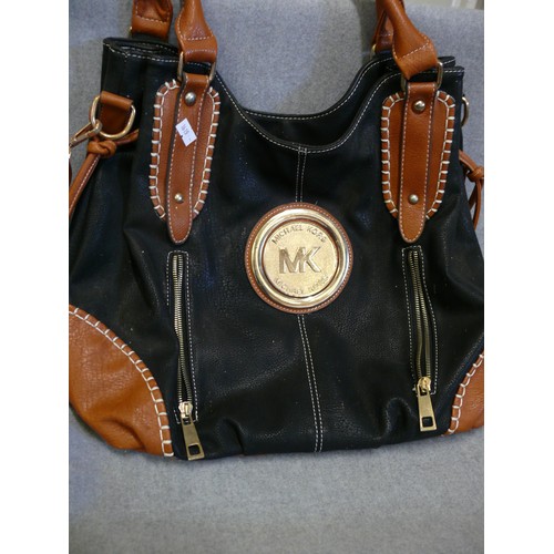 67 - A VERY NICE LARGE MICHAEL KORS STYLE HANDBAG IN BLACK AND BROWN LEATHER