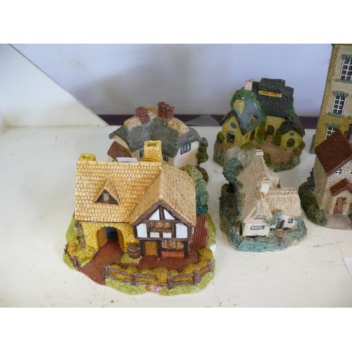 89 - A NICE SELECTION OF LILLIPUT LANE STYLE MODEL HOUSES