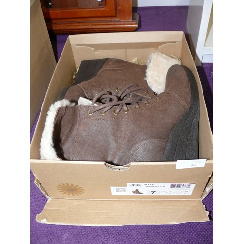 96 - A PAIR OF GENUINE UGG BOOTS IN SUEDE AND SHEEPSKIN WITH ORGINAL BOX SIZE 5.5