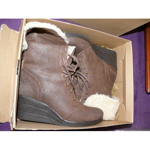 96 - A PAIR OF GENUINE UGG BOOTS IN SUEDE AND SHEEPSKIN WITH ORGINAL BOX SIZE 5.5