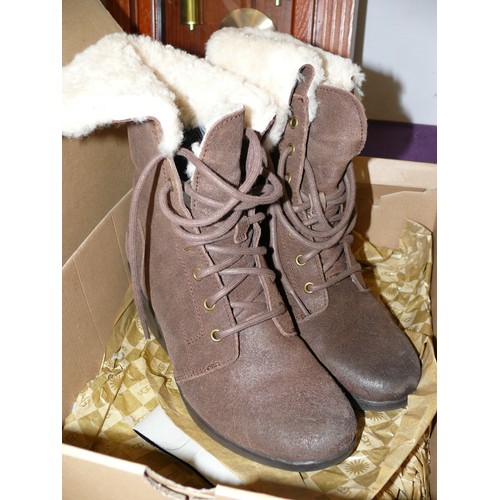 96 - A PAIR OF GENUINE UGG BOOTS IN SUEDE AND SHEEPSKIN WITH ORGINAL BOX SIZE 5.5