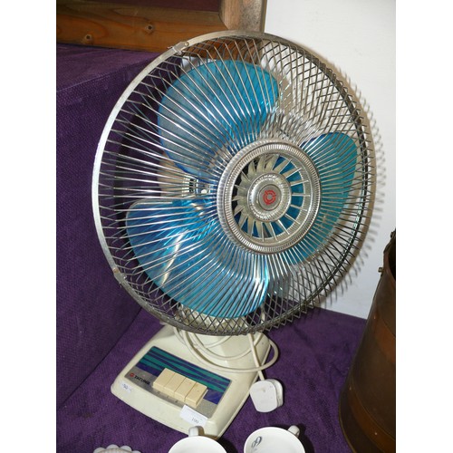 100 - A VINTAGE DESK FAN BY TATUNG