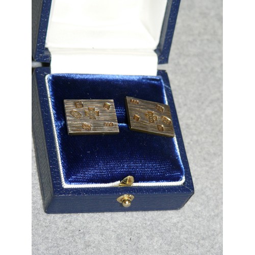 16 - A PAIR OF SOLID SILVER CUFFLINKS LONDON 2000 BY Gerald Benney HOLD OF QEII WARRANT & KING CHARLES II... 