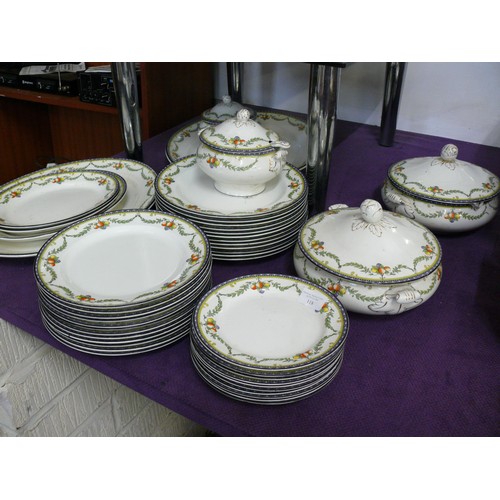 118 - A LARGE VINTAGE FRUIT THEMED DINNER SERVICE