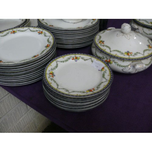 118 - A LARGE VINTAGE FRUIT THEMED DINNER SERVICE