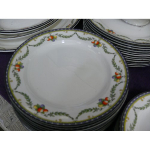 118 - A LARGE VINTAGE FRUIT THEMED DINNER SERVICE