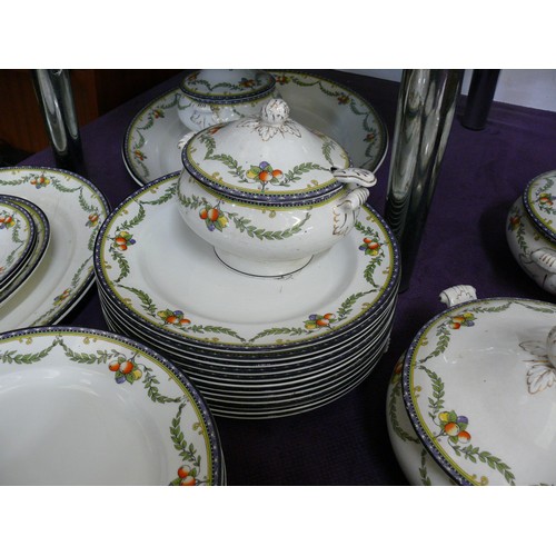 118 - A LARGE VINTAGE FRUIT THEMED DINNER SERVICE