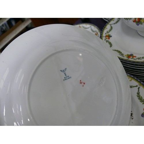 118 - A LARGE VINTAGE FRUIT THEMED DINNER SERVICE