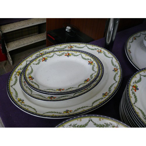 118 - A LARGE VINTAGE FRUIT THEMED DINNER SERVICE