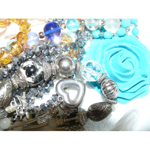 103A - A TRAY OF GOOD QUALITY COSTUME JEWELLERY