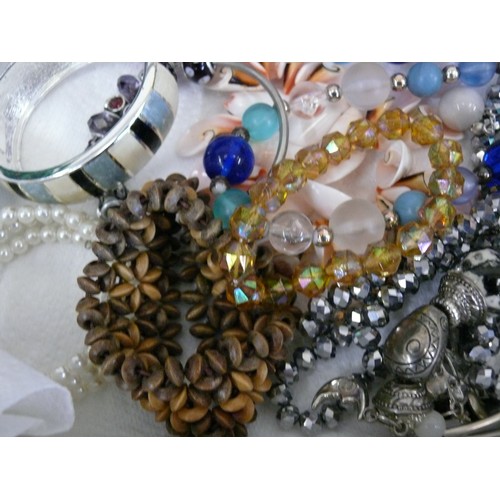 103A - A TRAY OF GOOD QUALITY COSTUME JEWELLERY