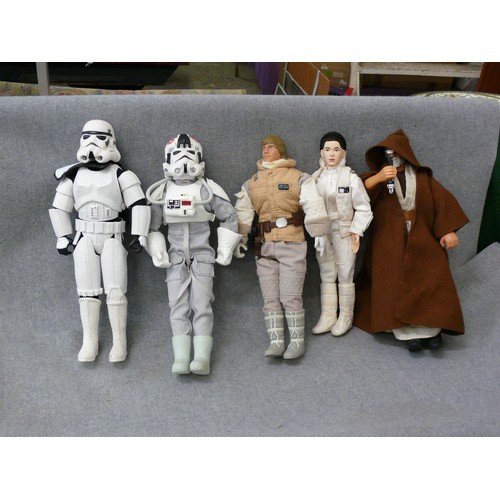 124 - 5 STAR WARS FIGURES 12