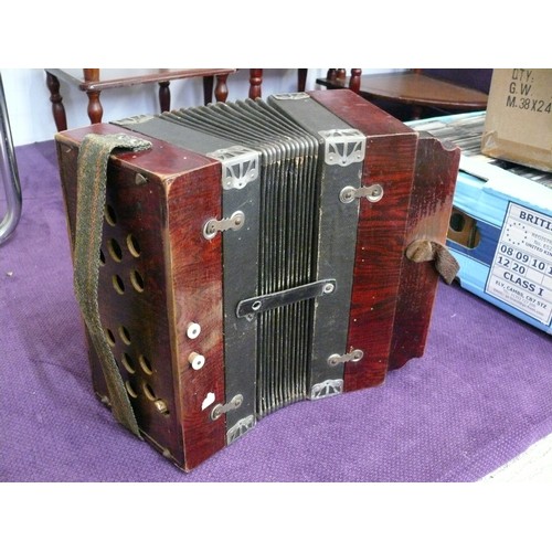 122 - A VERY NICE VINTAGE ACCORDIAN