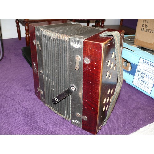 122 - A VERY NICE VINTAGE ACCORDIAN