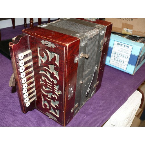 122 - A VERY NICE VINTAGE ACCORDIAN