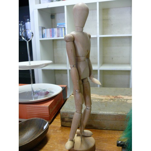 167 - A WOODEN ARTISTS MANNEQUIN