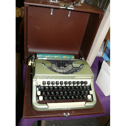 173 - A VINTAGE IMPERIAL GOOD COMPANION TYPEWRITER IN FITTED CASE INCLUDES NEW RIBBONS