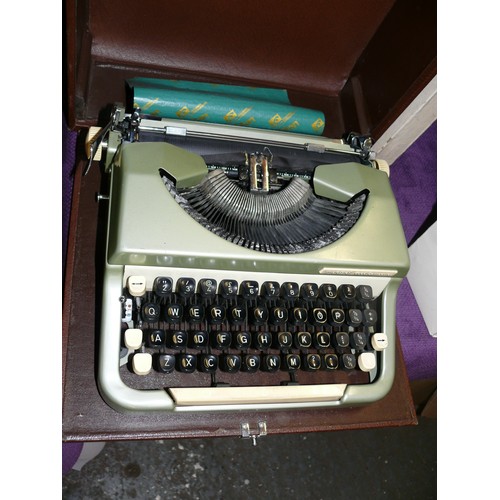 173 - A VINTAGE IMPERIAL GOOD COMPANION TYPEWRITER IN FITTED CASE INCLUDES NEW RIBBONS