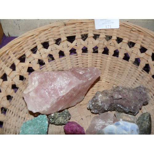 171 - A BASKET OF VERIOUS LARGE GOOD QUALITY CRYSTAL PIECES