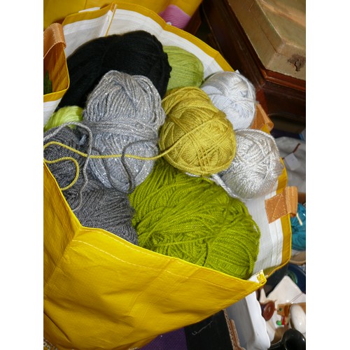 175 - A BAG OF VARIOUS GOOD QUALITY WOOL