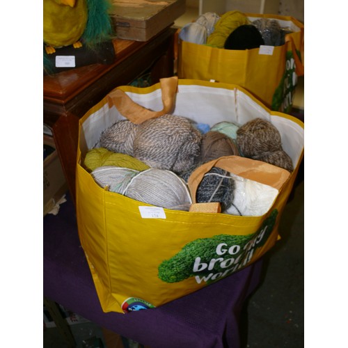 176 - A BAG OF VARIOUS GOOD QUALITY WOOL