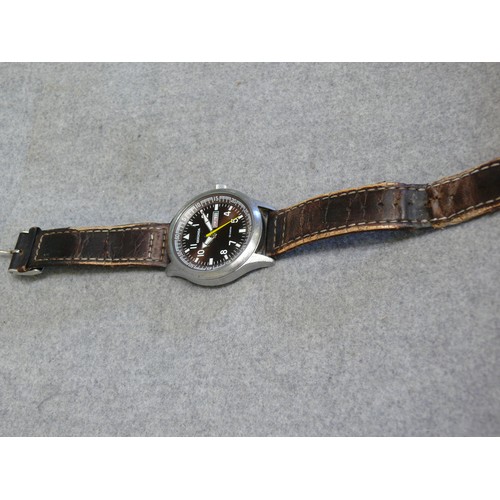 21 - A VINTAGE SEKONDA GENTS WATCH, DAY AND DATE, DIVING 50M, SIGNS OF WARE ON THE STRAP