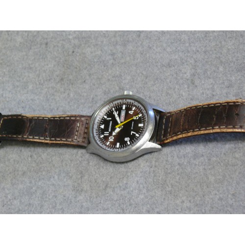 21 - A VINTAGE SEKONDA GENTS WATCH, DAY AND DATE, DIVING 50M, SIGNS OF WARE ON THE STRAP