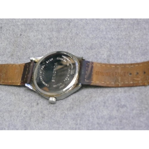 21 - A VINTAGE SEKONDA GENTS WATCH, DAY AND DATE, DIVING 50M, SIGNS OF WARE ON THE STRAP